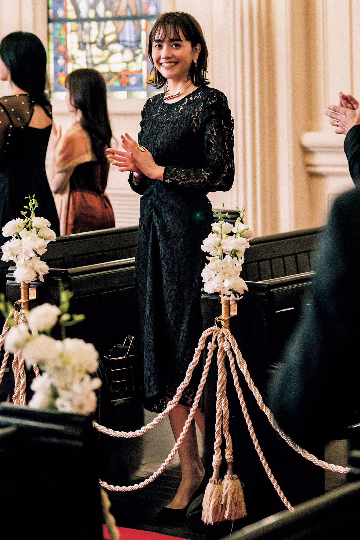 ブラックのレースワンピを使った冬の結婚式参列にふさわしい服装