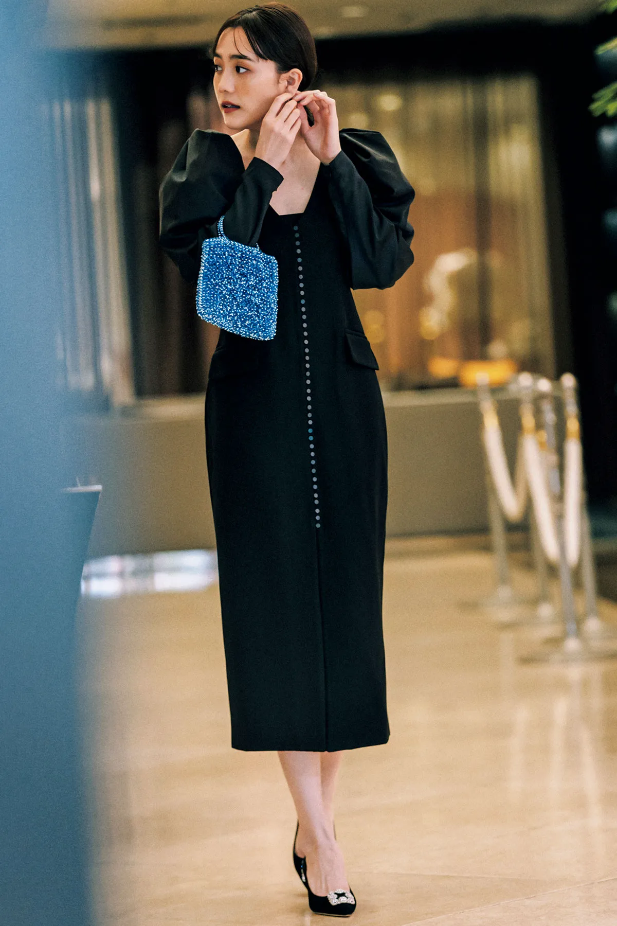 袖コンシャスなブラックワンピースを使用した冬の結婚式参列にふさわしい服装