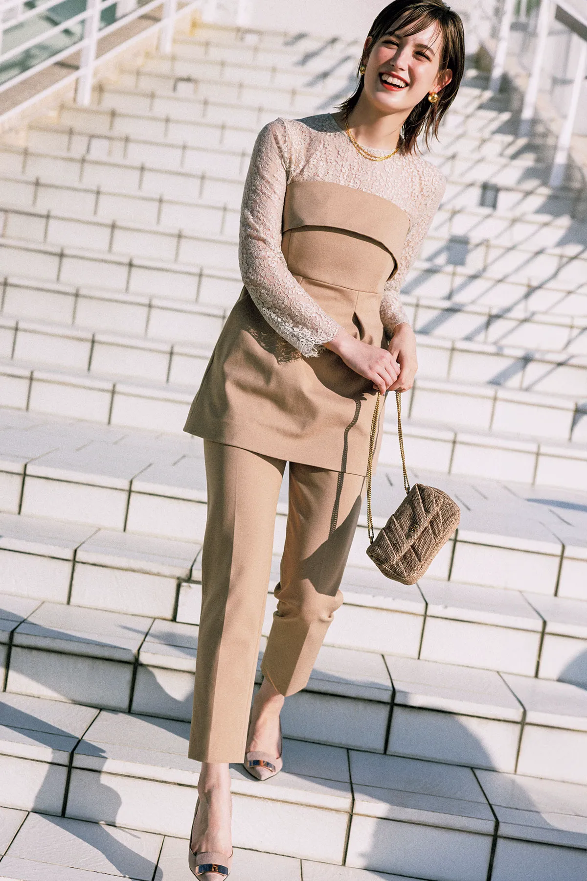 ベージュカラーの上下セパレートを使った冬の結婚式参列にふさわしい服装