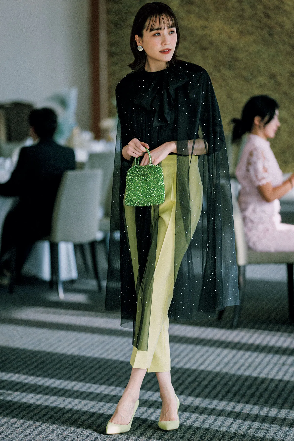 カラーパンツとシアーな羽織りを使った冬の結婚式参列にふさわしい服装