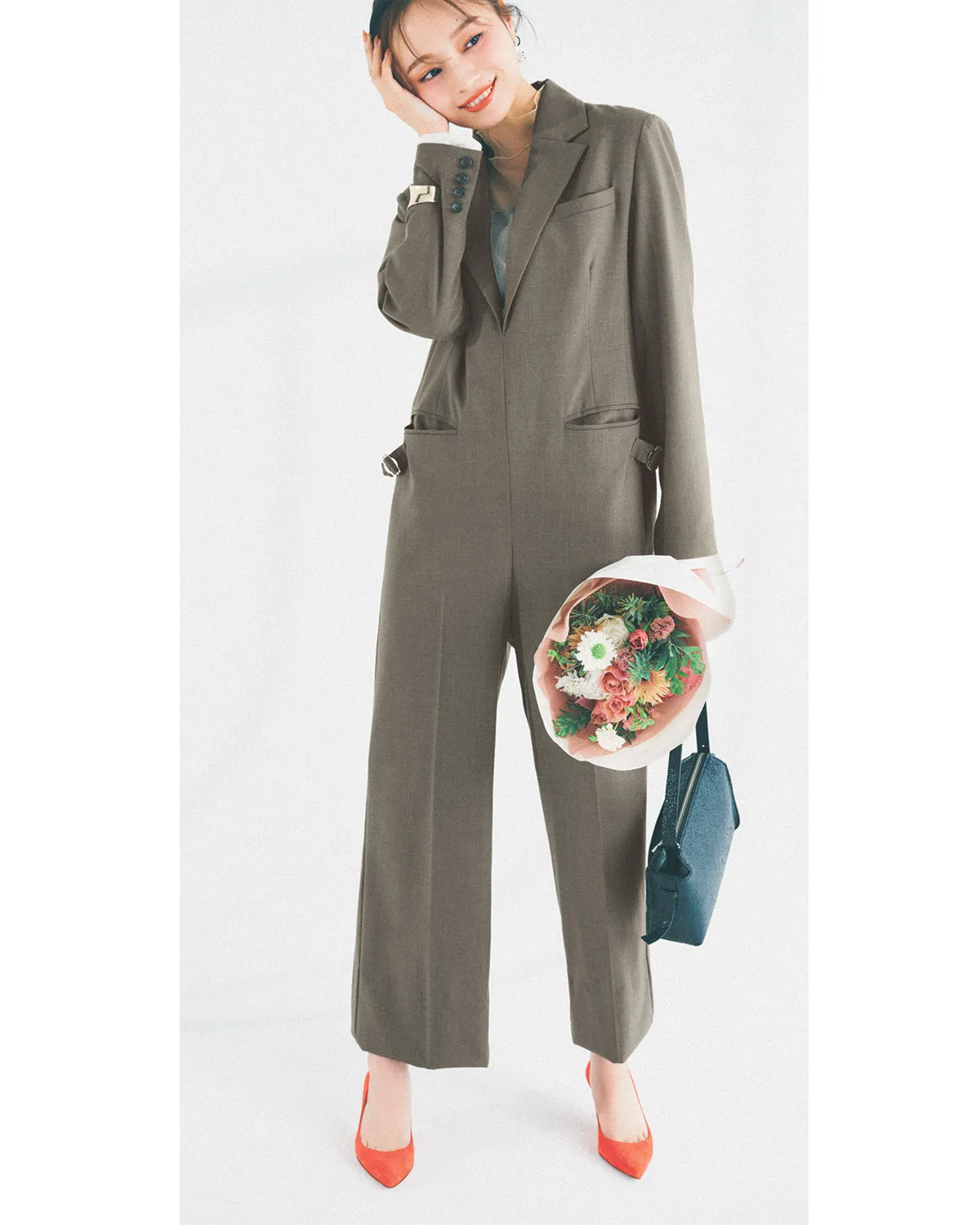 スタイリッシュなテーラードカラーのジャンプスーツを使った冬の結婚式参列にふさわしい服装