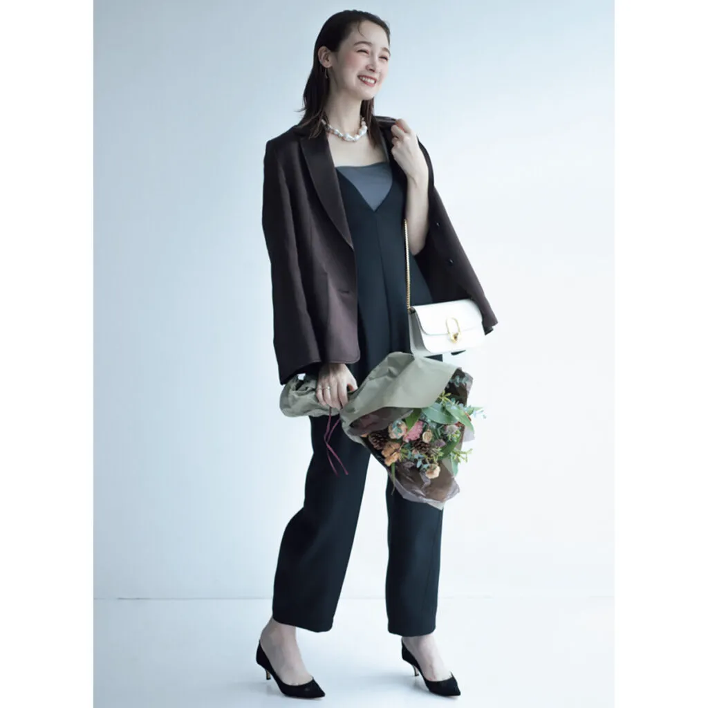 やわらか艶ジャケットを取り入れた冬の結婚式参列にふさわしい服装