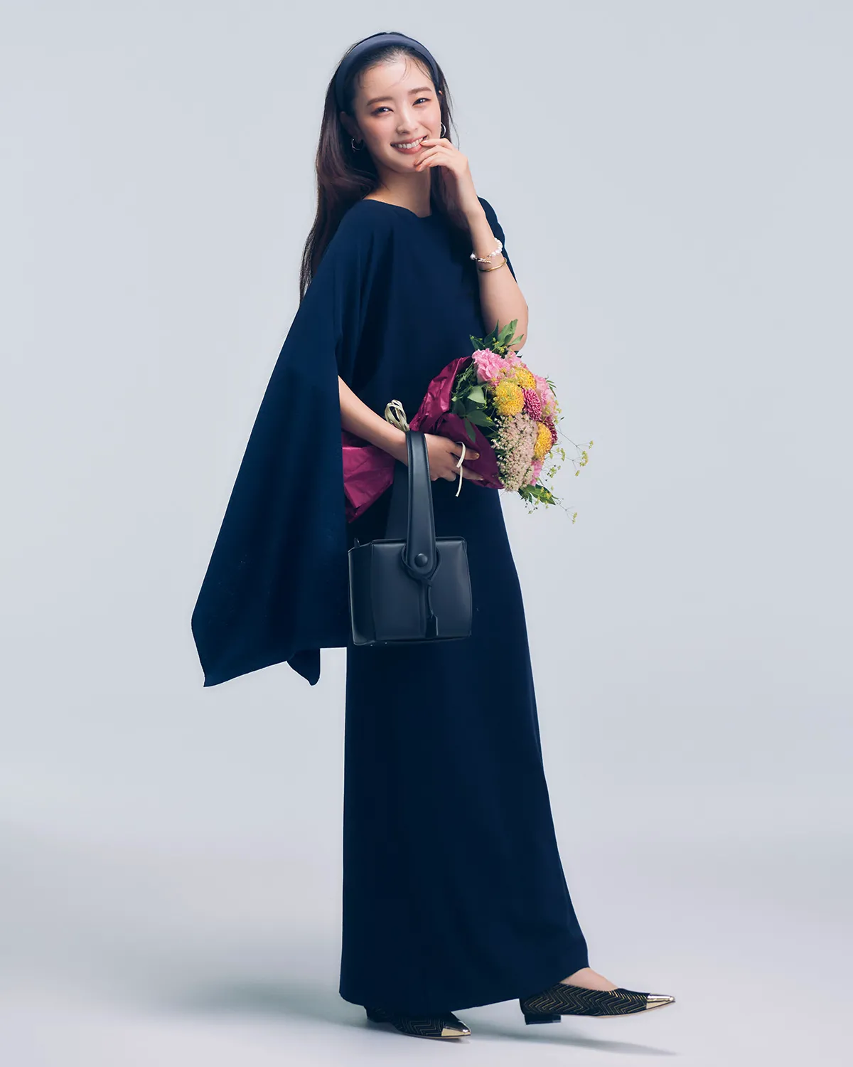 ネイビーのロングワンピースを使用した冬の結婚式参列にふさわしい服装