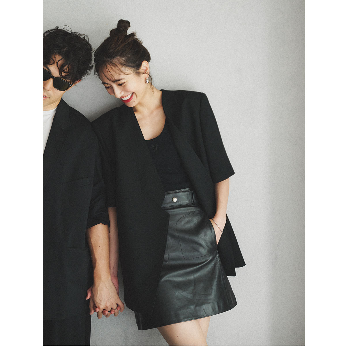 モノトーンのリンクコーデ,半袖ジャケットとレザーミニのコーデ