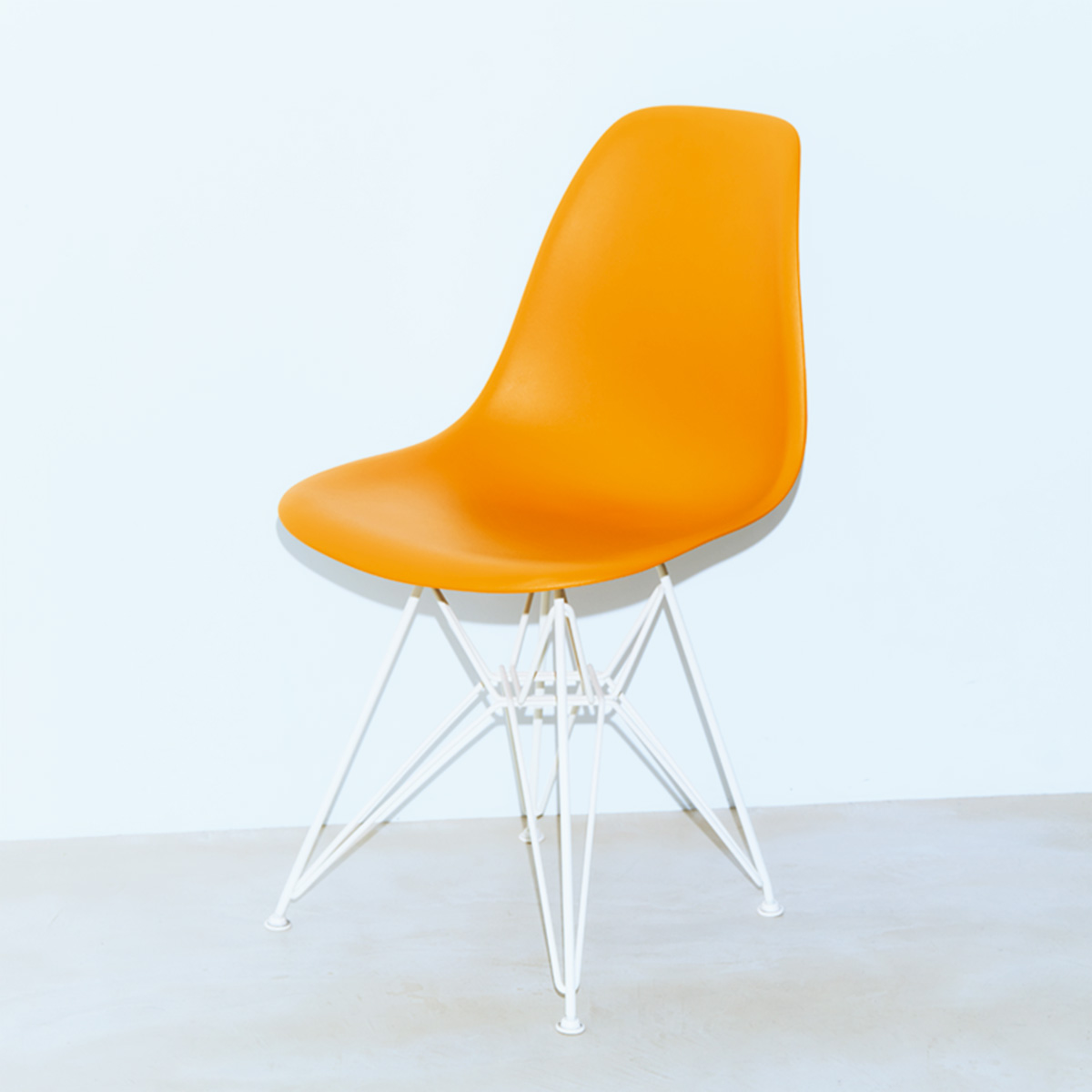 Herman Millerの〈イームズシェルサイドチェア〉