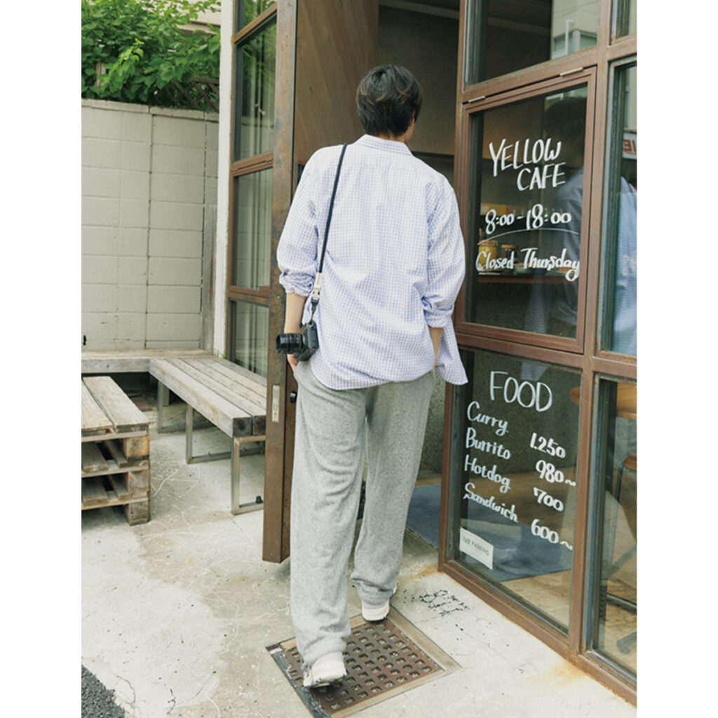 シャツとスウェットパンツのコーデ