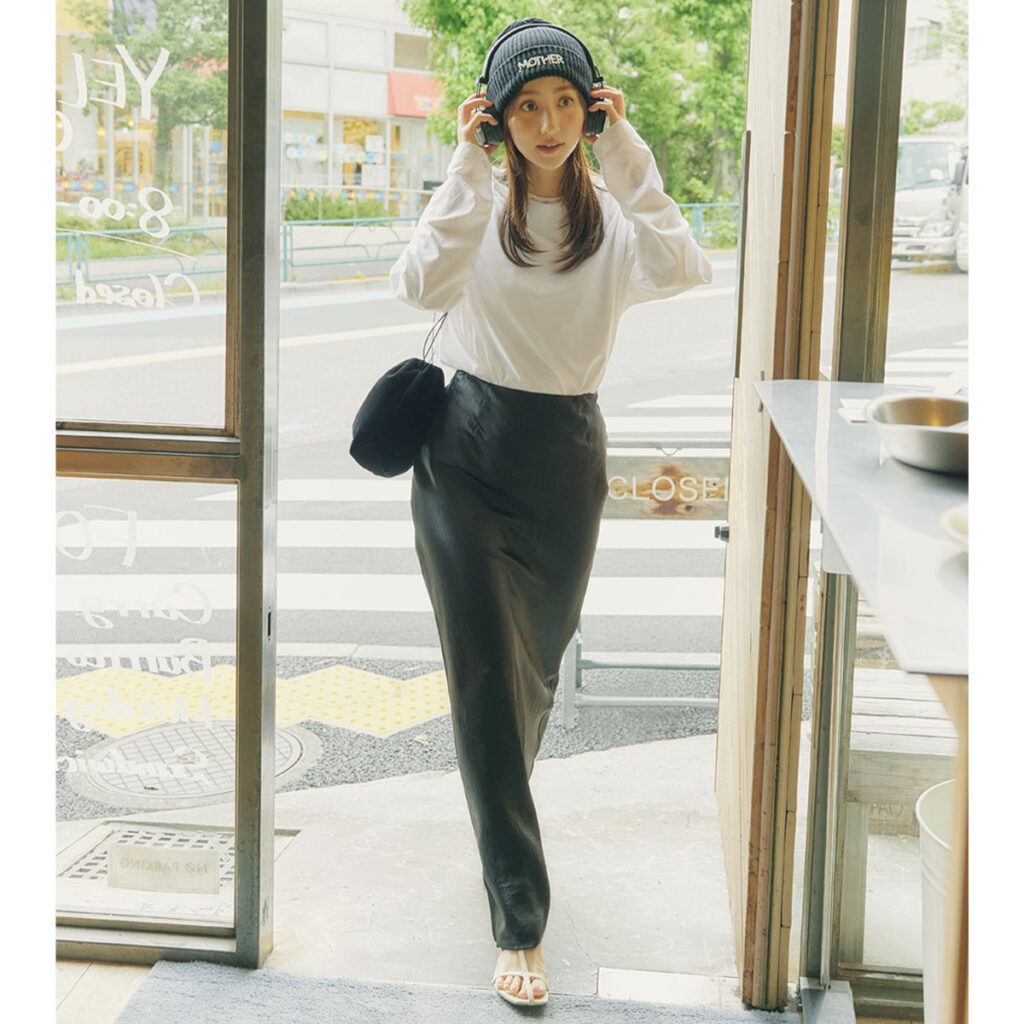 ロンTと艶スカートにニット帽のコーデ