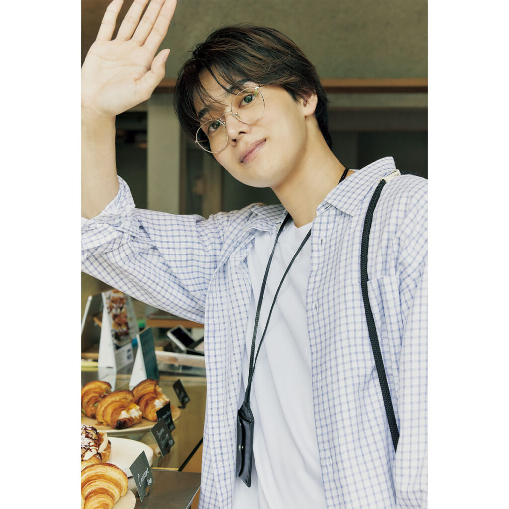 白Tにシャツのコーデ