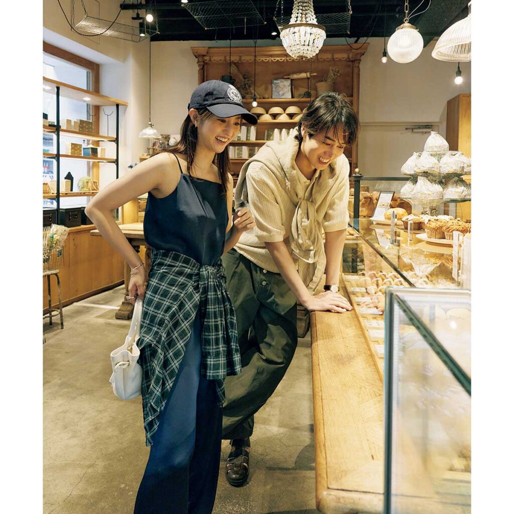 落ち着きカラーのカップルコーデ