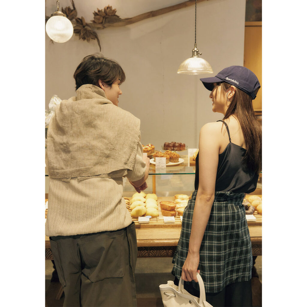 落ち着きカラーのカップルコーデ