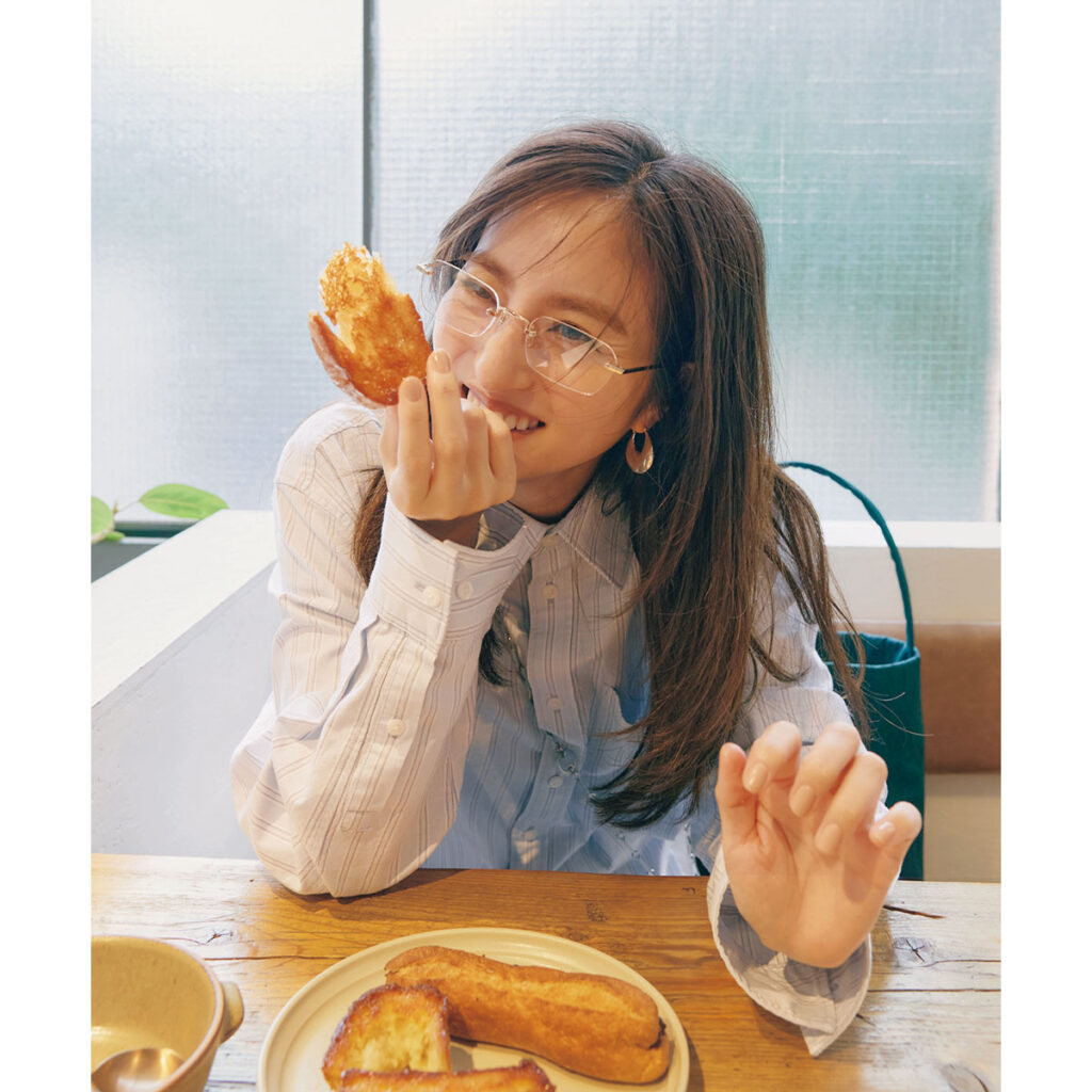 シャツとグレーレギンスのコーデ