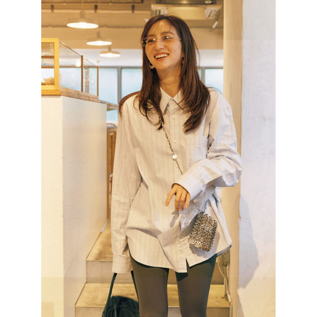 シャツとグレーレギンスのコーデ