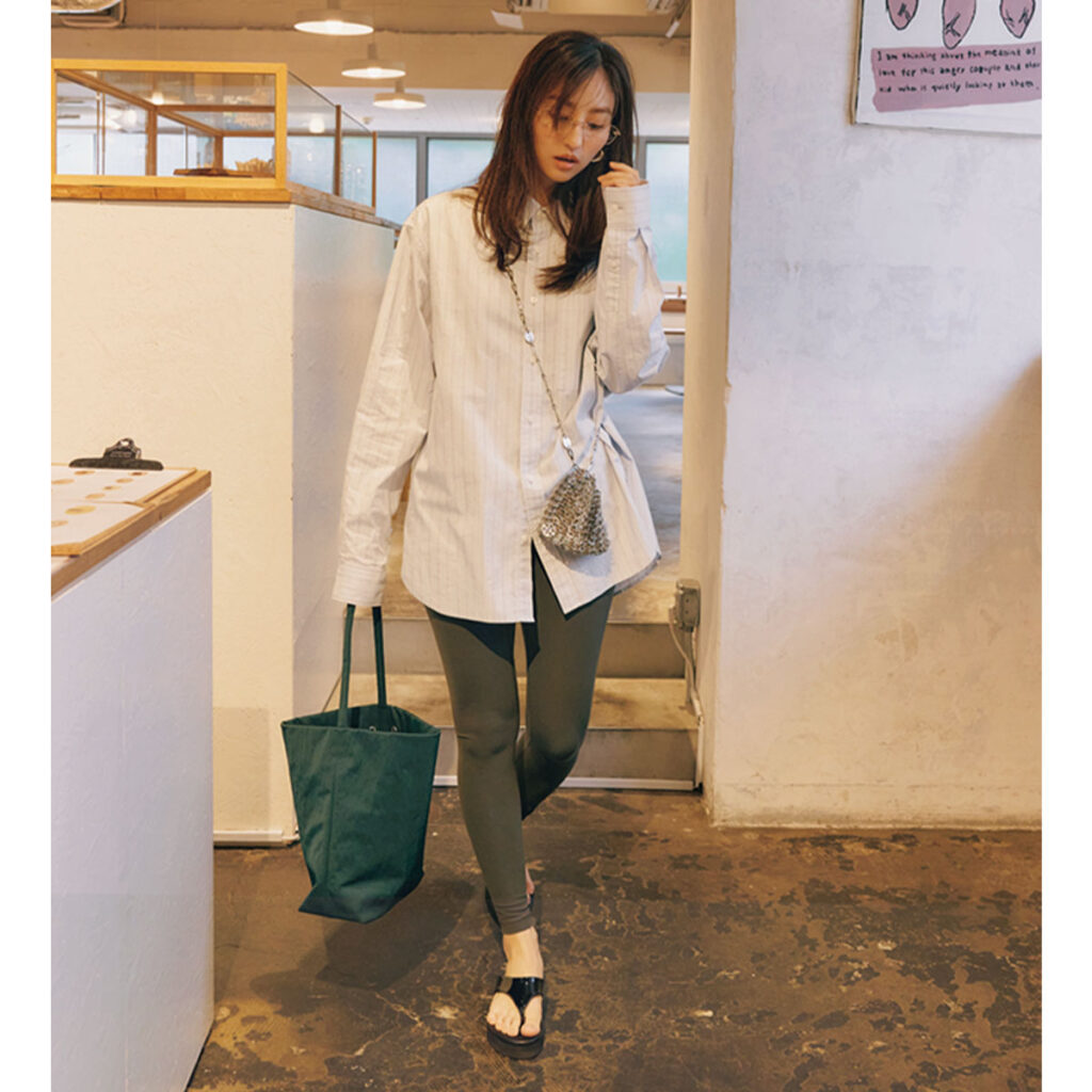 シャツとグレーレギンスのコーデ