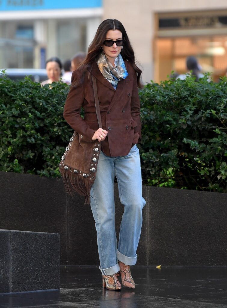 ヴァレンティノ　バッグ　プラダを着た悪魔2　アン・ハサウェイ　ネルコート スエード フリンジ付きショルダーバッグ