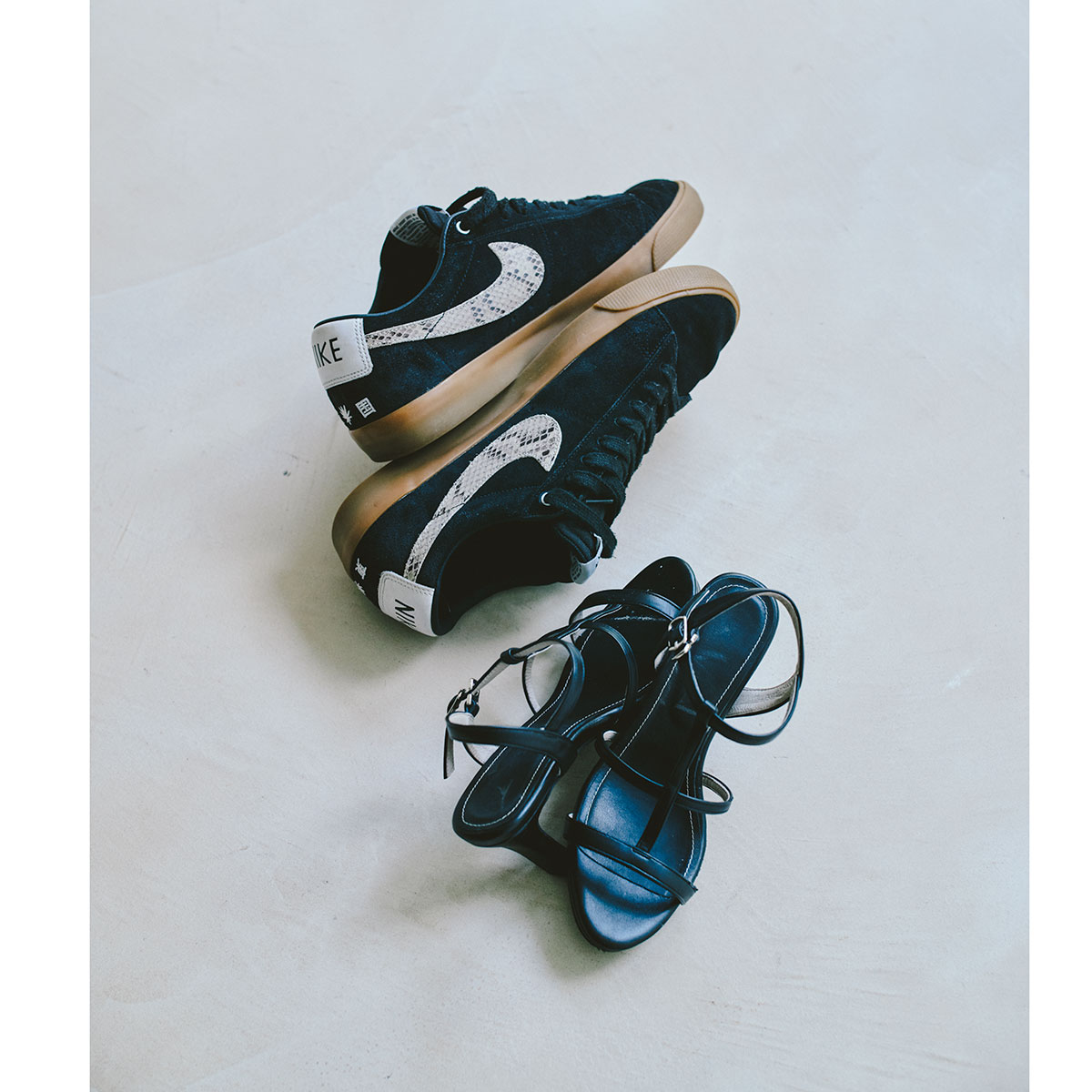 黒のスニーカーとサンダル