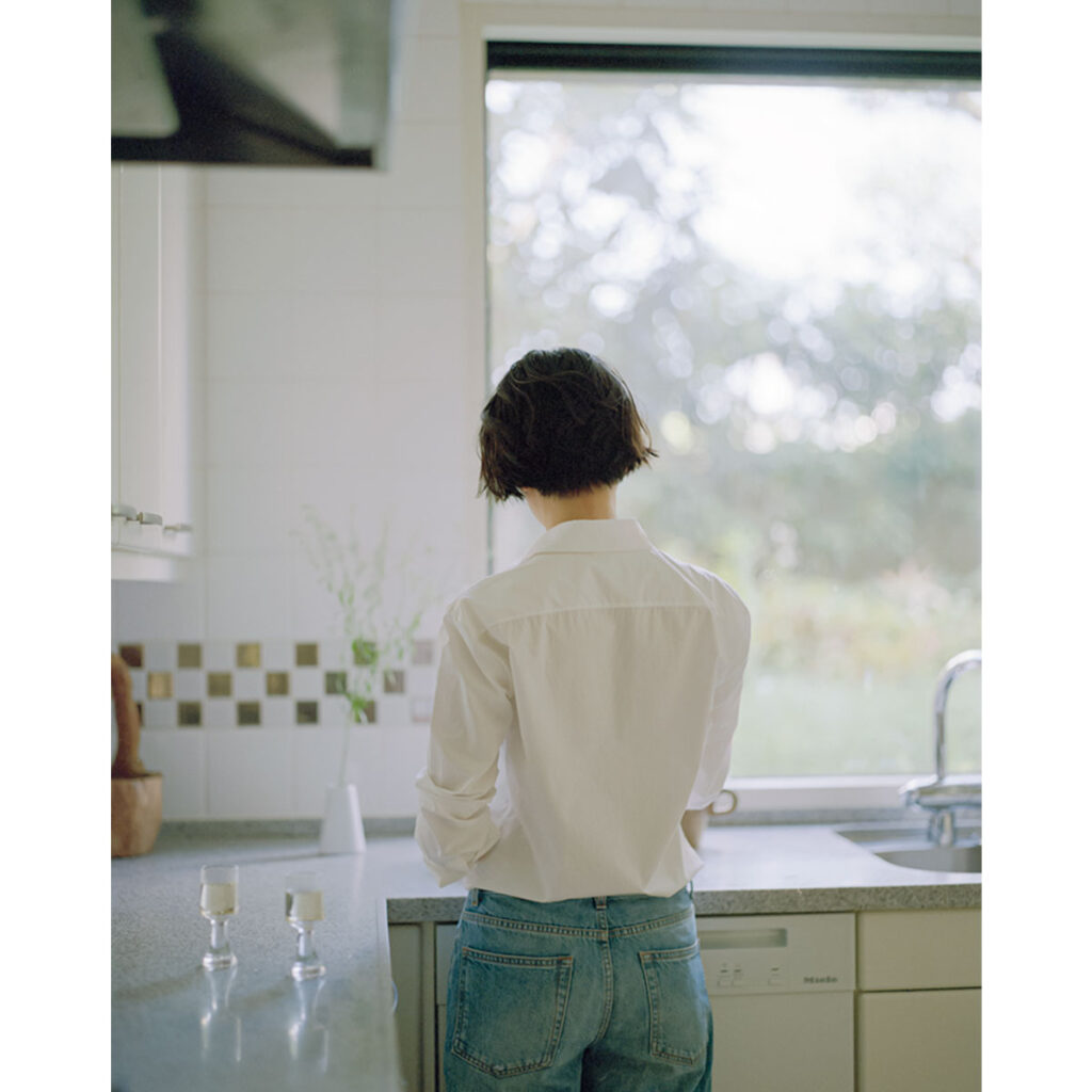 白シャツとデニムのコーデ