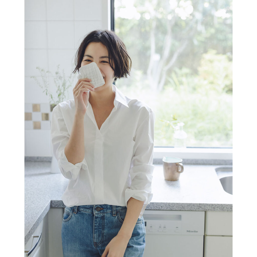 白シャツとデニムのコーデ