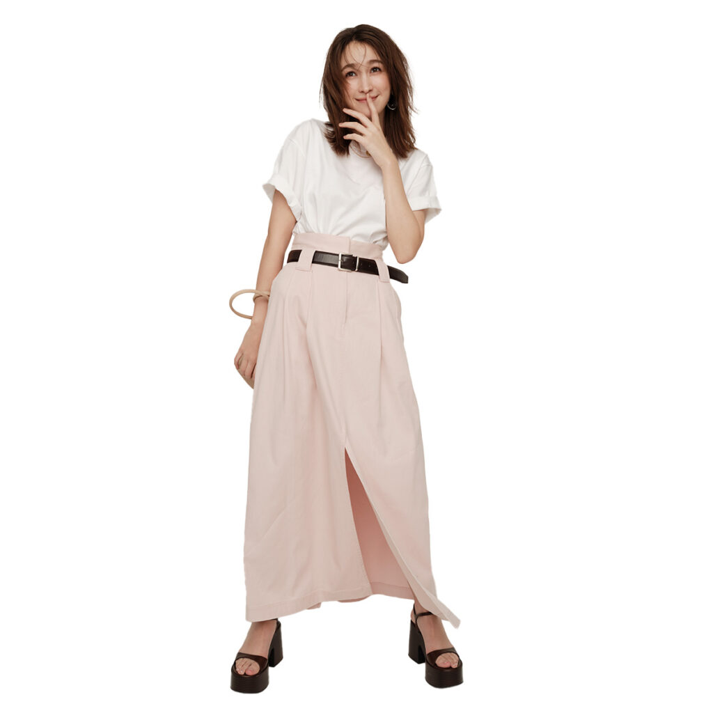 ヘビーオンスTシャツとロングスカートにベルトのコーデ