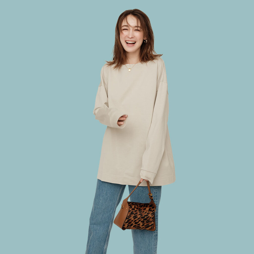 ベージュのロンTとデニムのコーデ