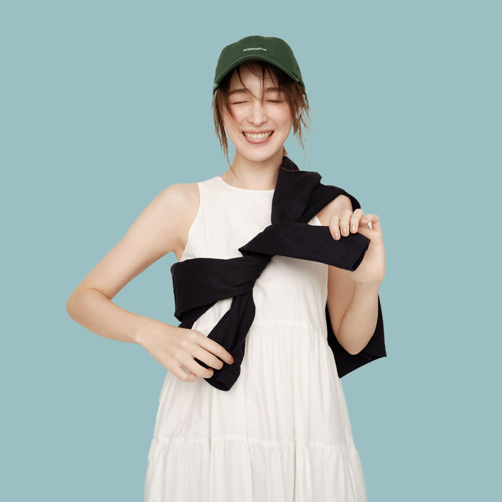 白ワンピにキャップのコーデ