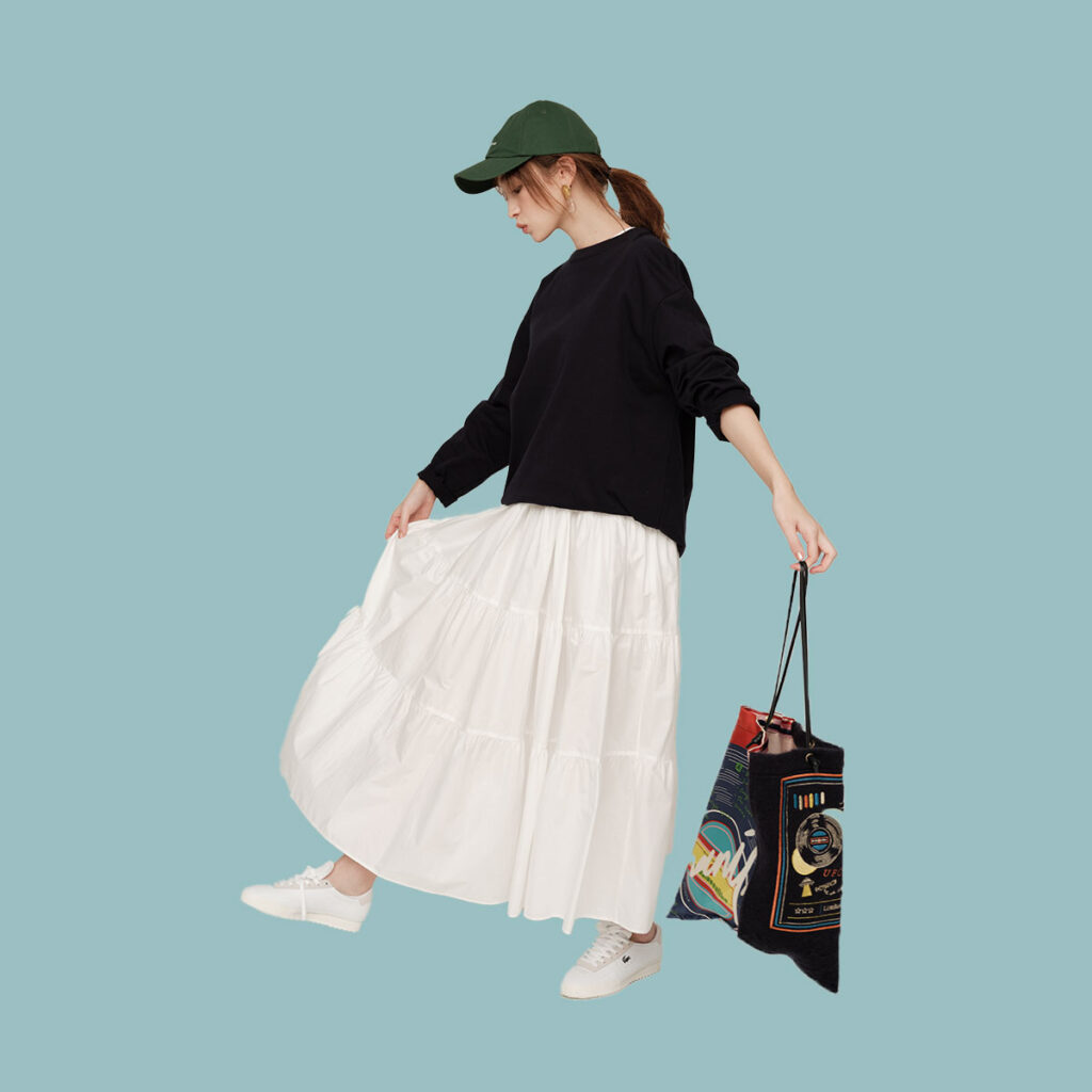 白ワンピに黒ロンTの重ね着コーデ