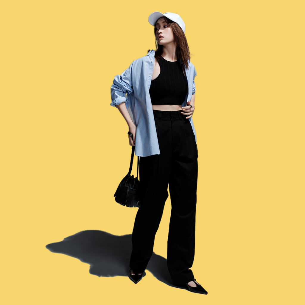 アメスリタンクとパンツのブラックコーデにブルーシャツのコーデ