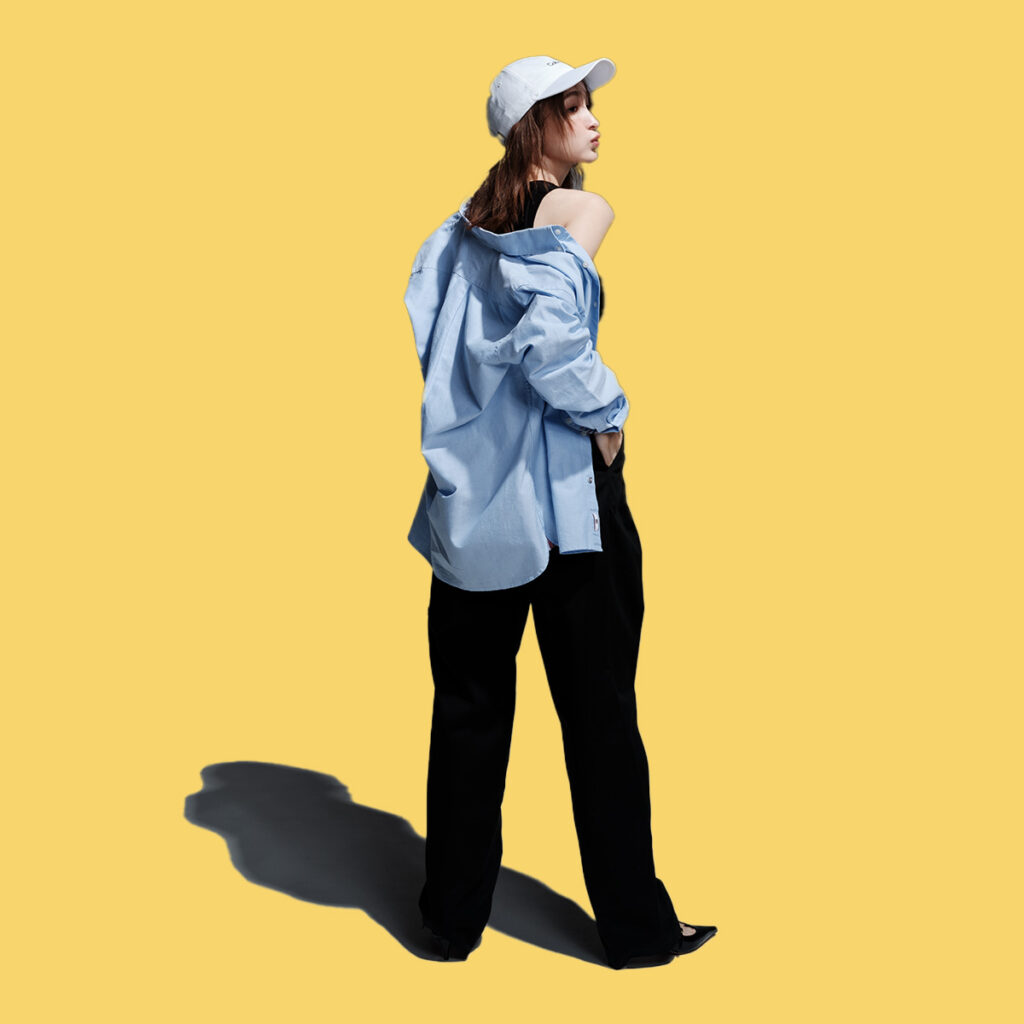 アメスリタンクとパンツのブラックコーデにブルーシャツのコーデ