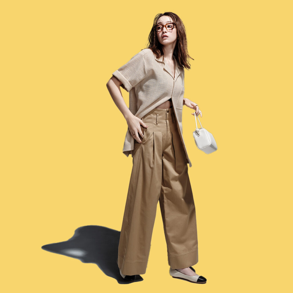 衿シャツとワイドパンツのベージュコーデ