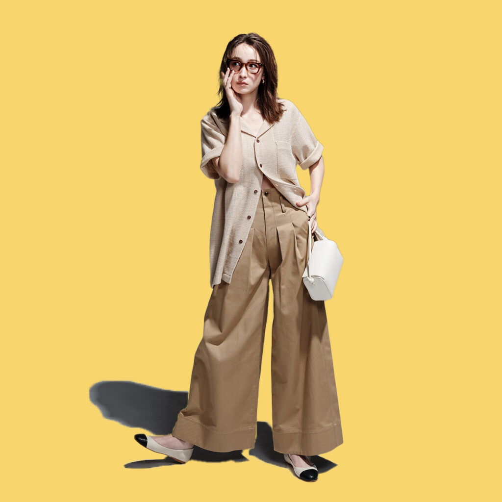 衿シャツとワイドパンツのベージュコーデ