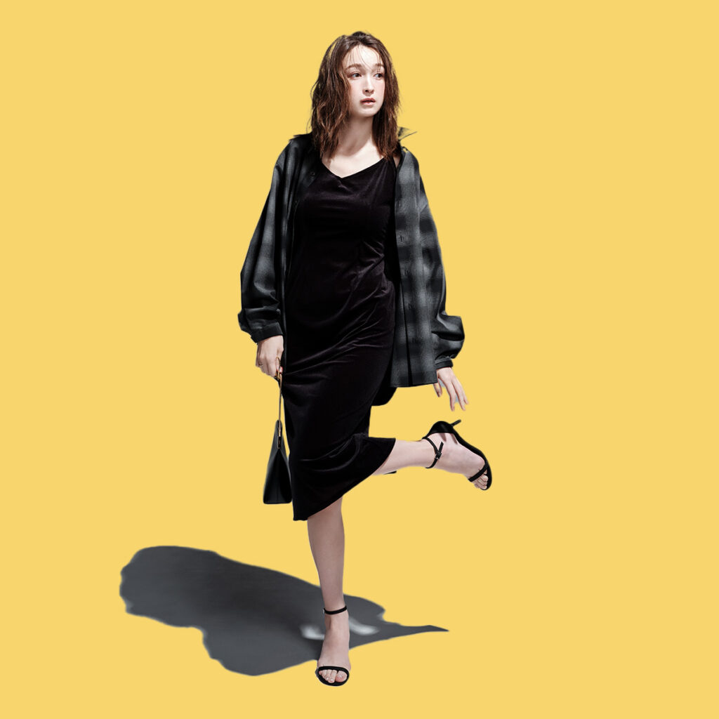 黒ワンピとチェックシャツのコーデ