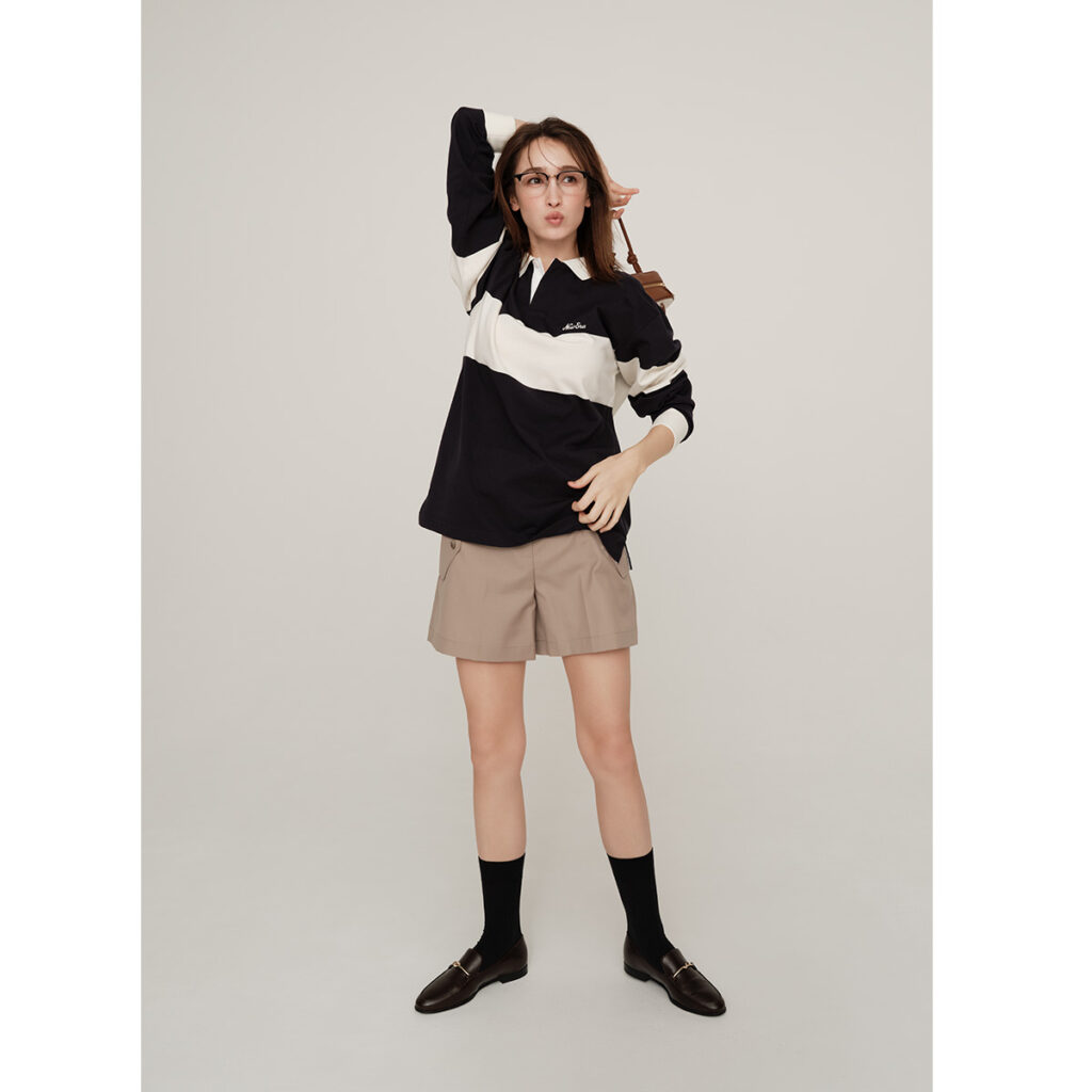 ラガーシャツとショートパンツのトラッドコーデ