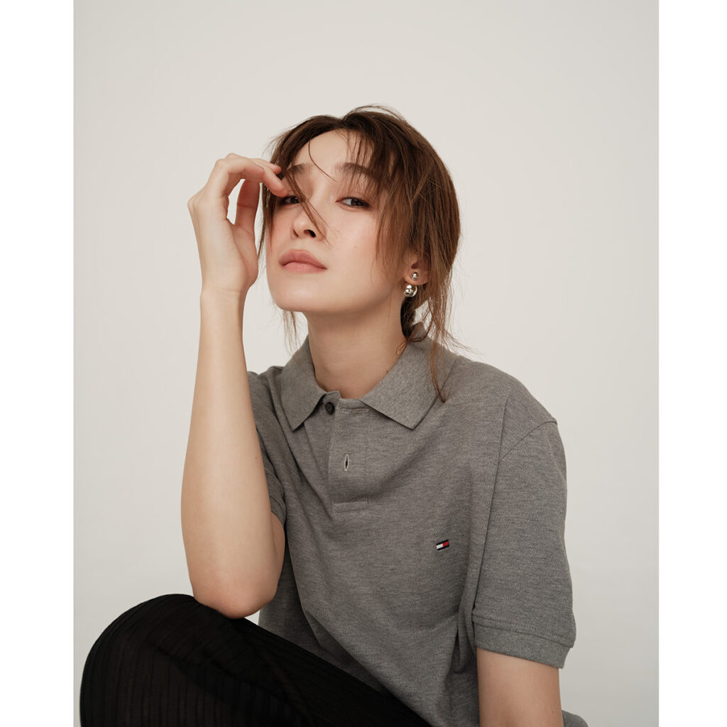 ポロシャツと黒パンツのコーデ