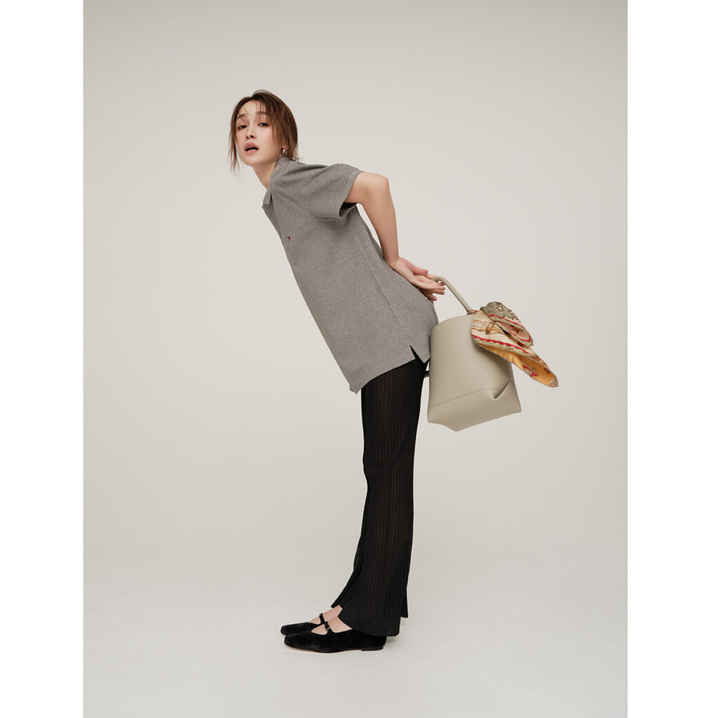 ポロシャツと黒パンツのコーデ