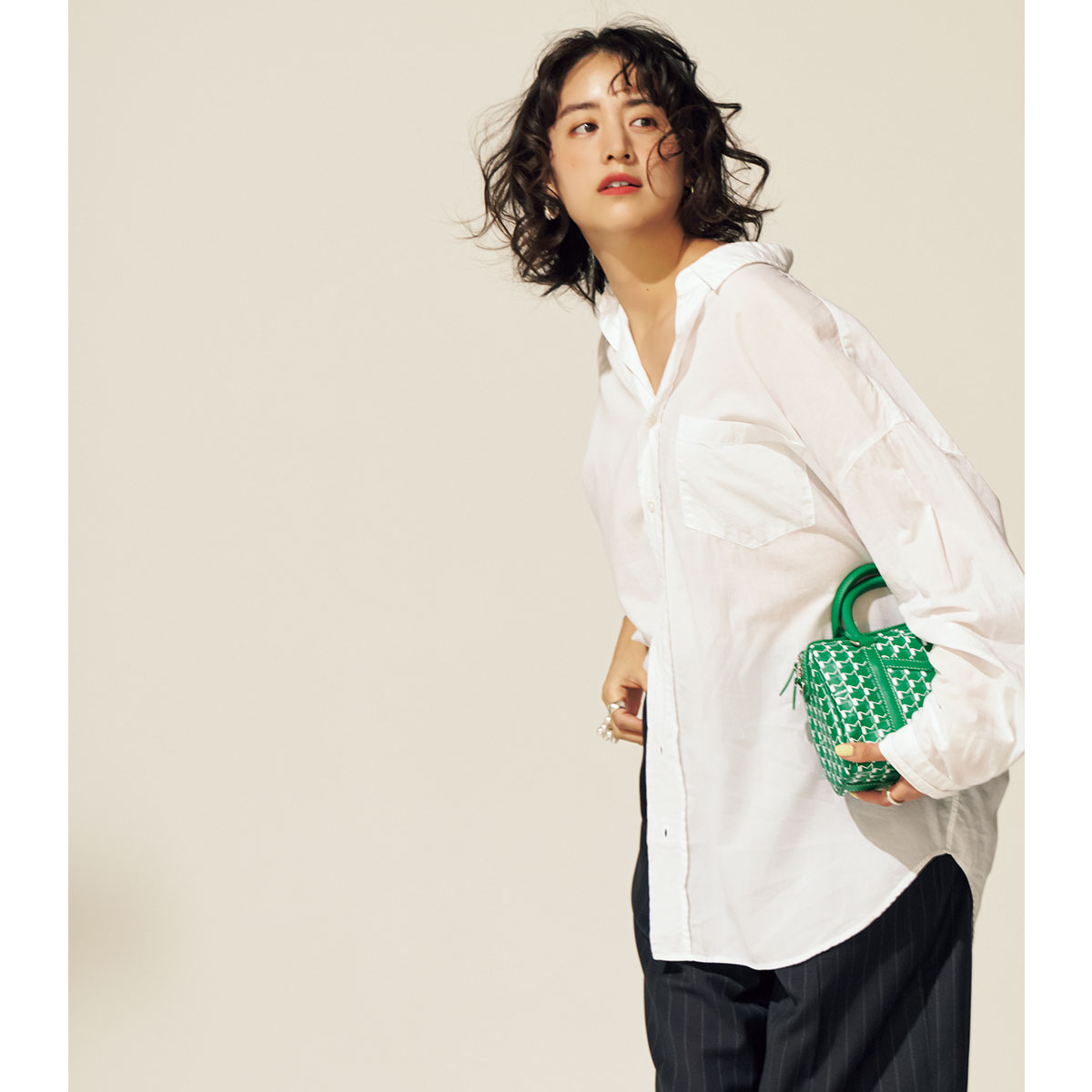 白シャツのコーデ