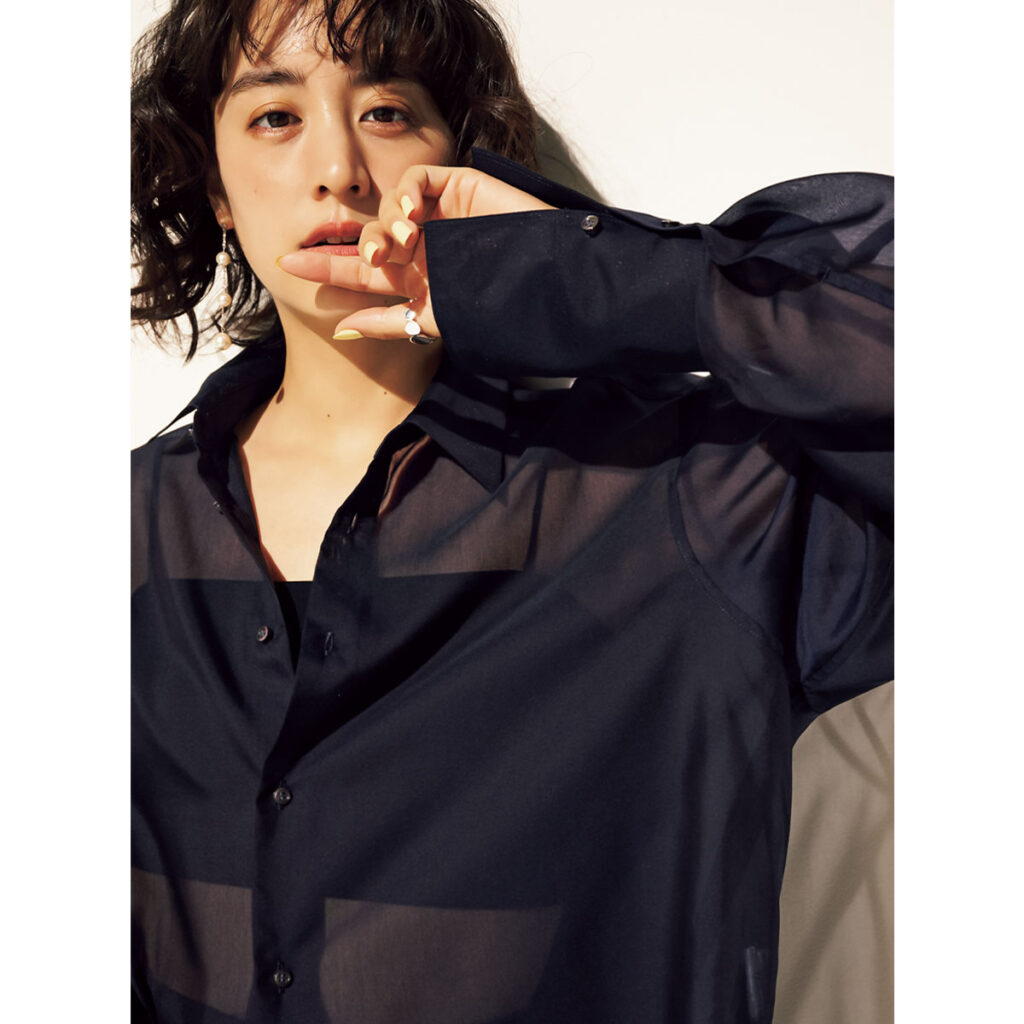 シアー素材のシャツとスラックスのコーデ