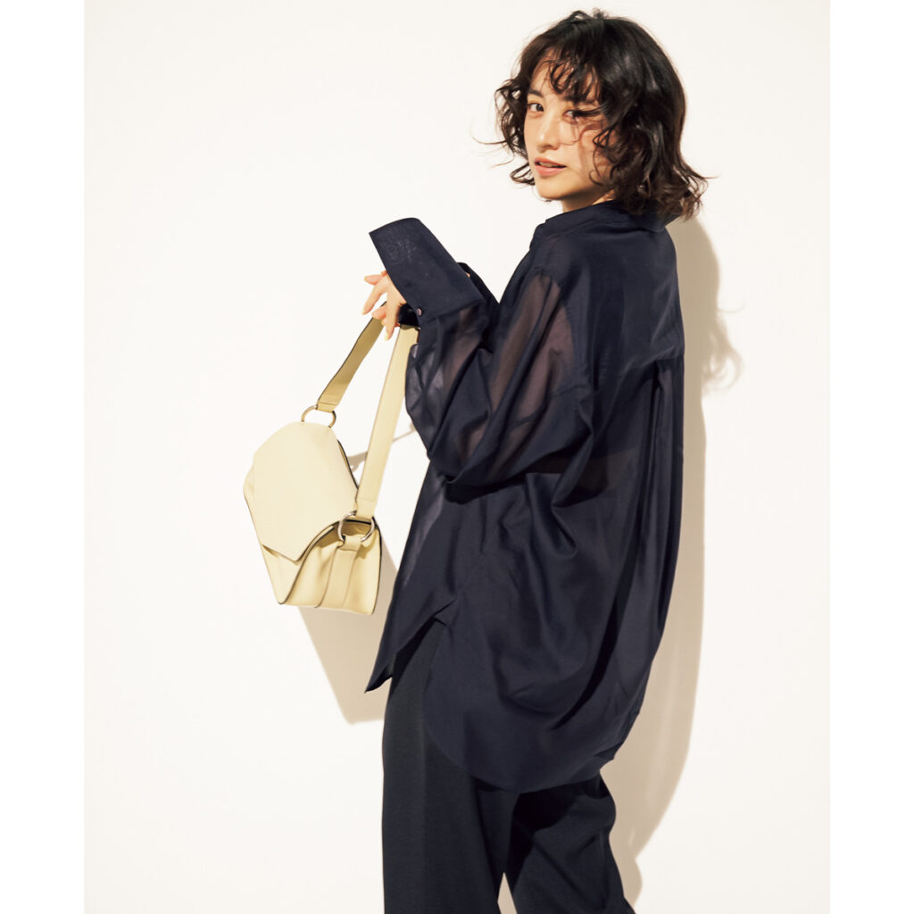 シアー素材のシャツとスラックスのコーデ