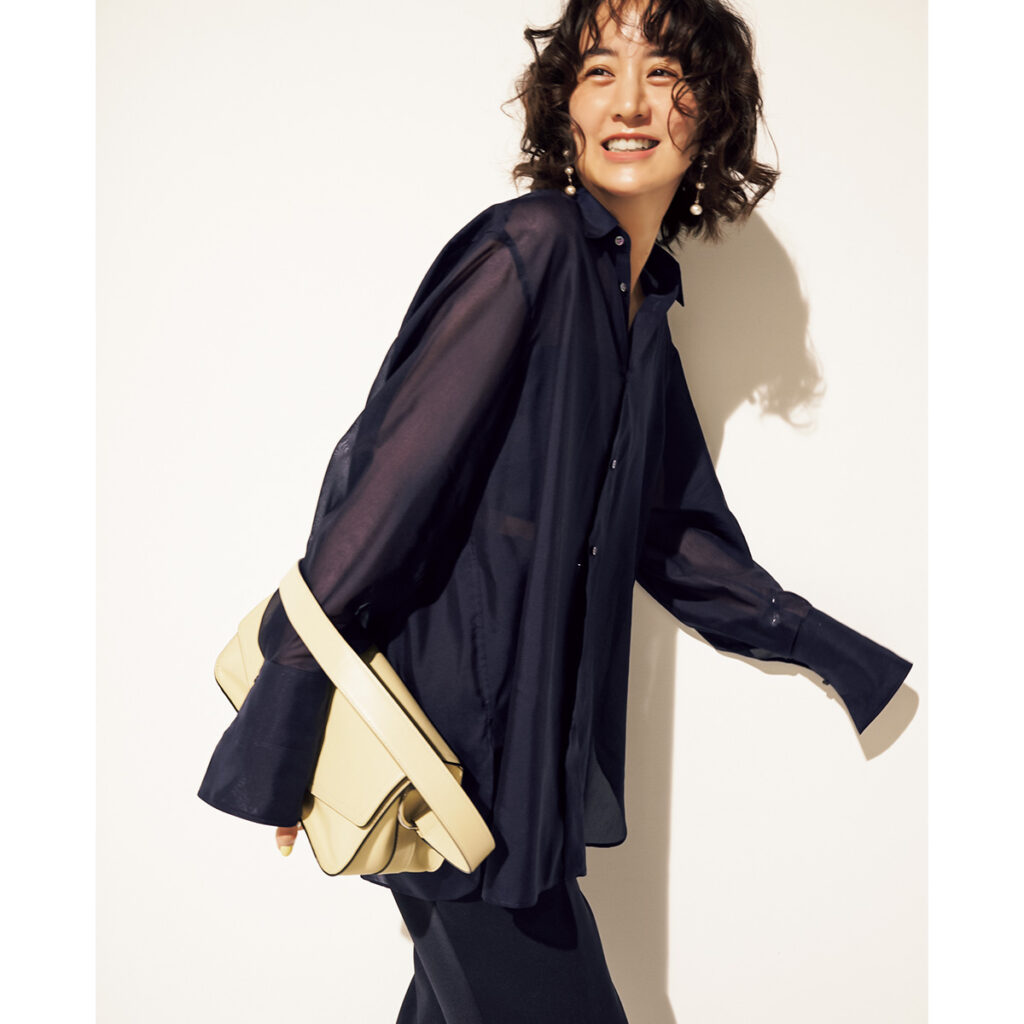 シアー素材のシャツとスラックスのコーデ