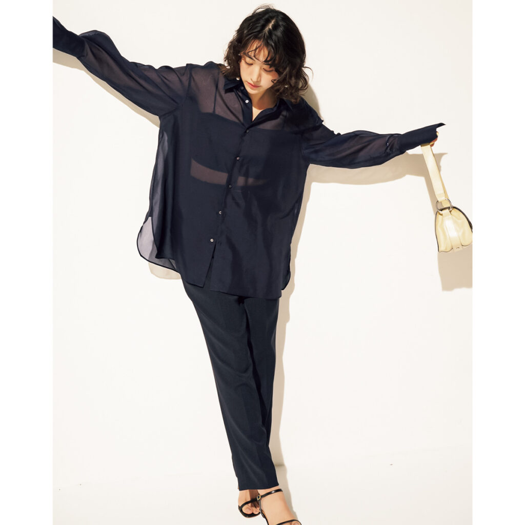 シアー素材のシャツとスラックスのコーデ