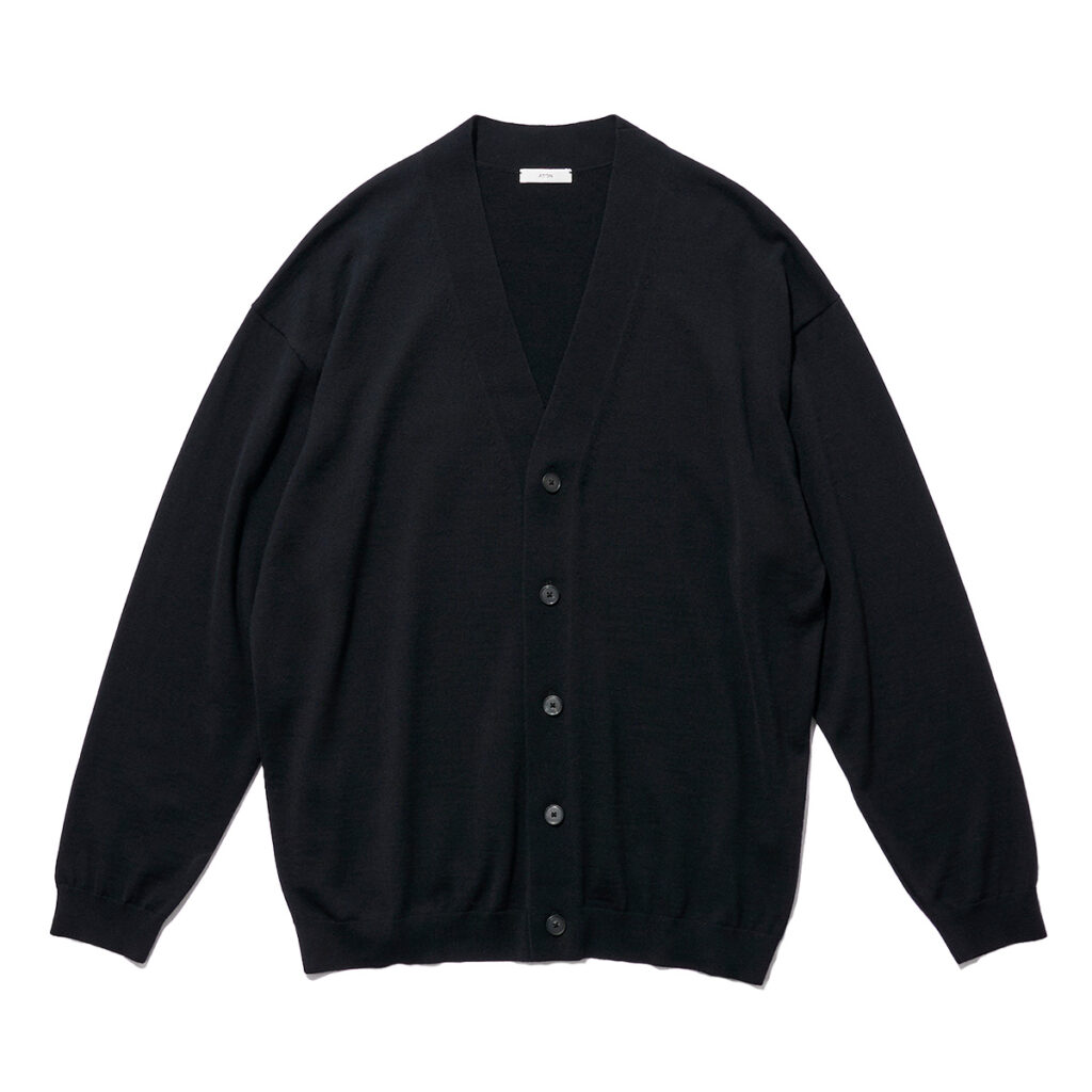 黒のカーディガン