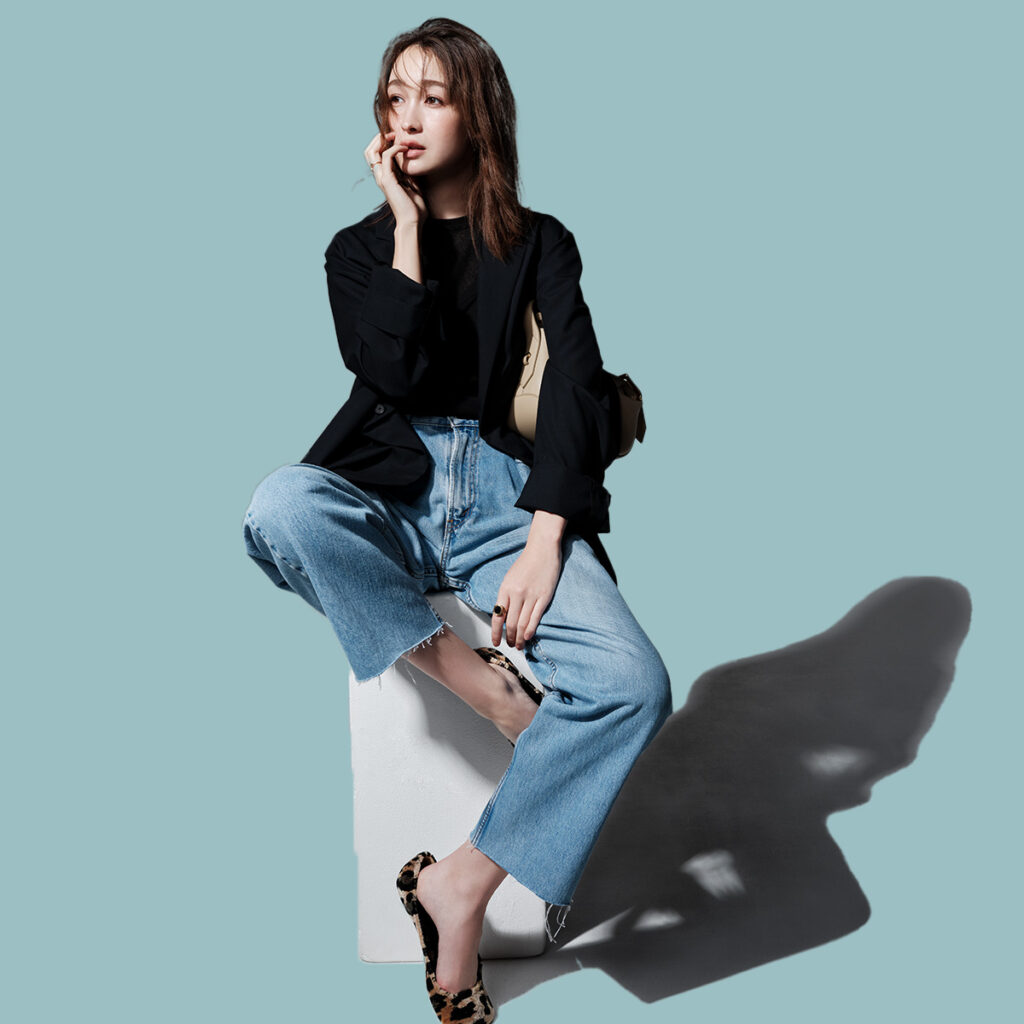 テーラードジャケットとデニムのコーデ