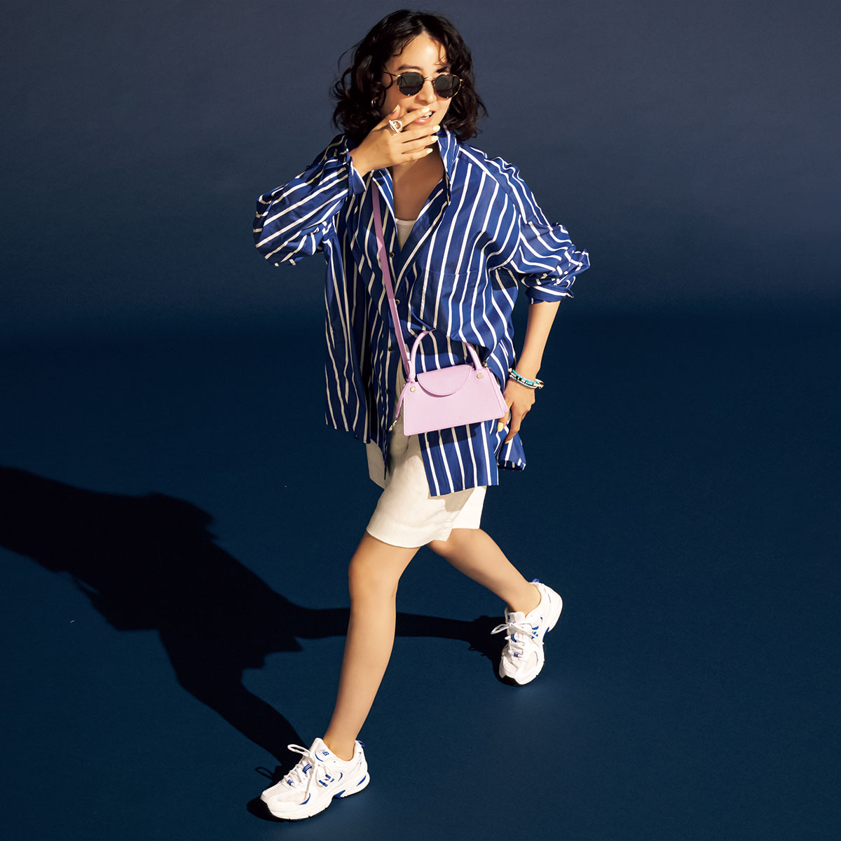 ストライプシャツとミニボトムのコーデ