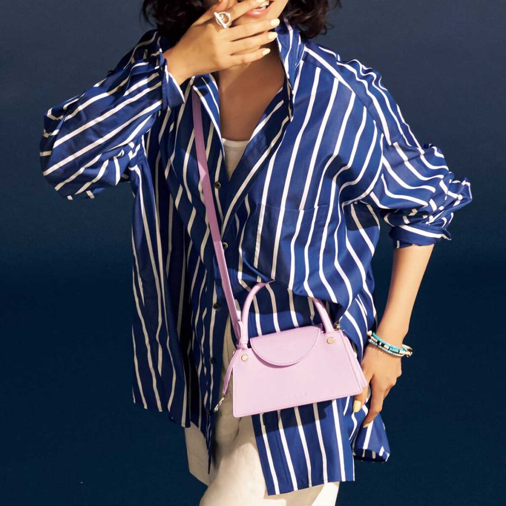 ストライプシャツとミニボトムのコーデ