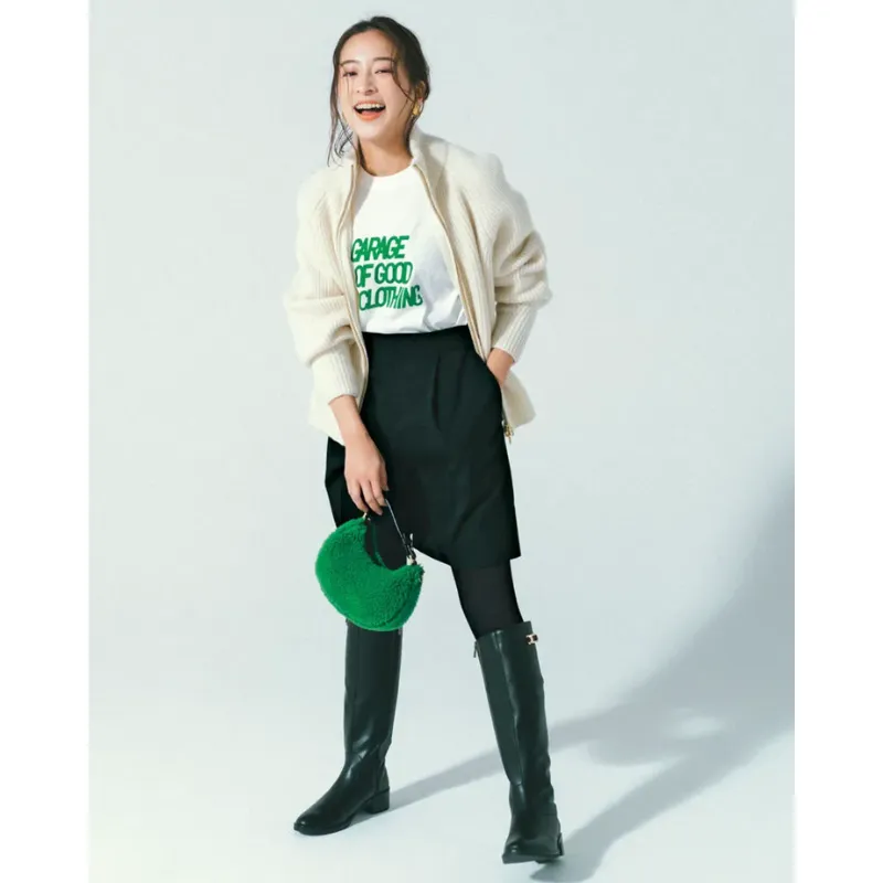 ミニ丈スカートに黒ロングブーツを合わせた抜け感コーデ