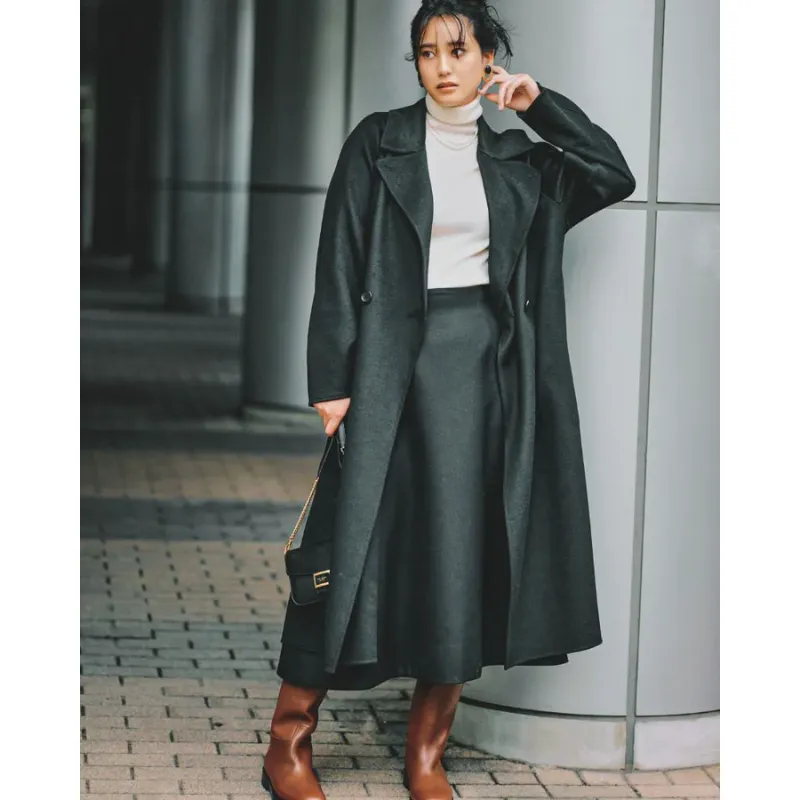 ミディ丈スカートに茶系のロングブーツを合わせたコーデ