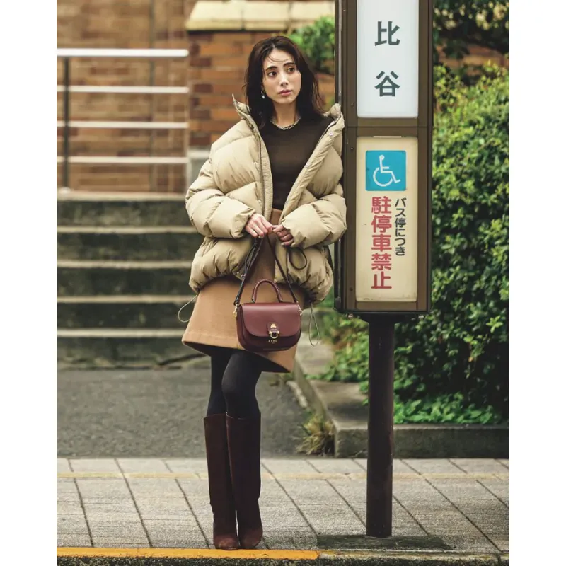 ブラウンのワントーンミニスカートにロングブーツ、ボリュームダウンを合わせたフェミニンデートコーデ