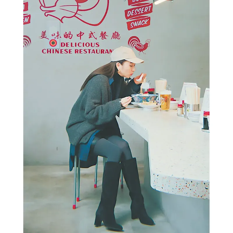 グレータイツとロングブーツを合わせた軽やか足元コーデ