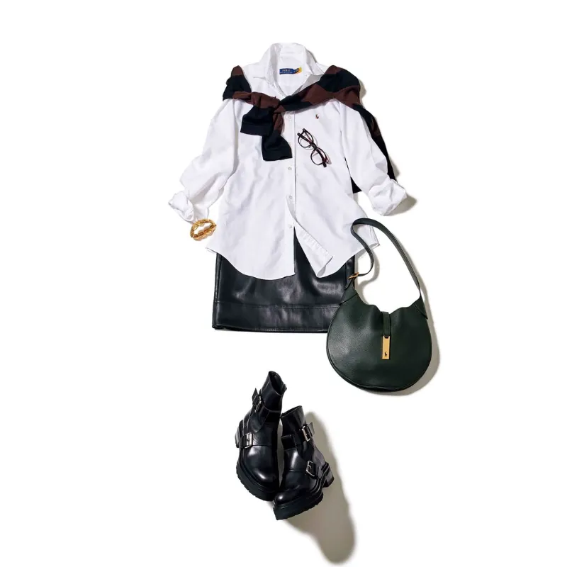 定番の白シャツを、レザーミニスカートとボリュームブーツでアップデートした甘辛ミックスコーデ