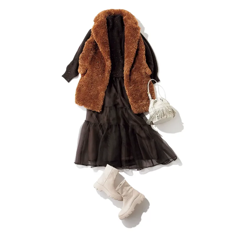 ふんわりチュールスカートに軽快な白ブーツを合わせた、甘め×抜け感のデートコーデ