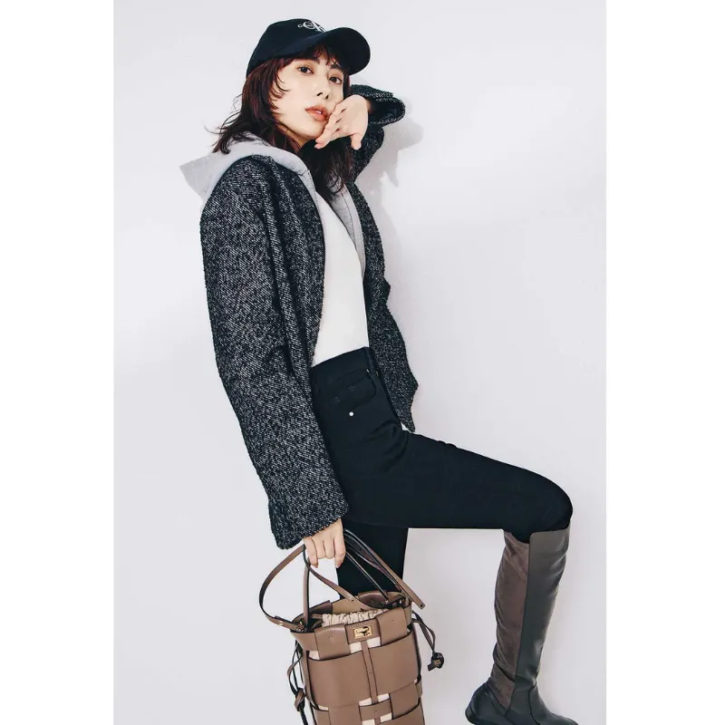 黒スキニーデニムにロングブーツを合わせ、ジャケットをさらりと羽織ったきれいめカジュアルコーデ