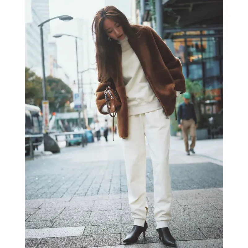 スウェットのセットアップに、ボアアウター、きれいめレザーブーツを合わせた都会的コーデ